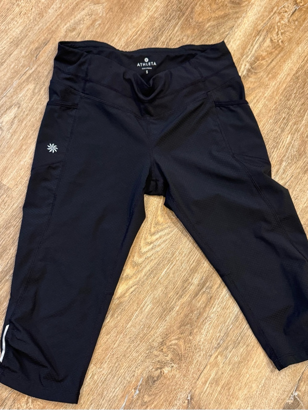 Athleta Black Cropped Performance Leggings with Side Pockets